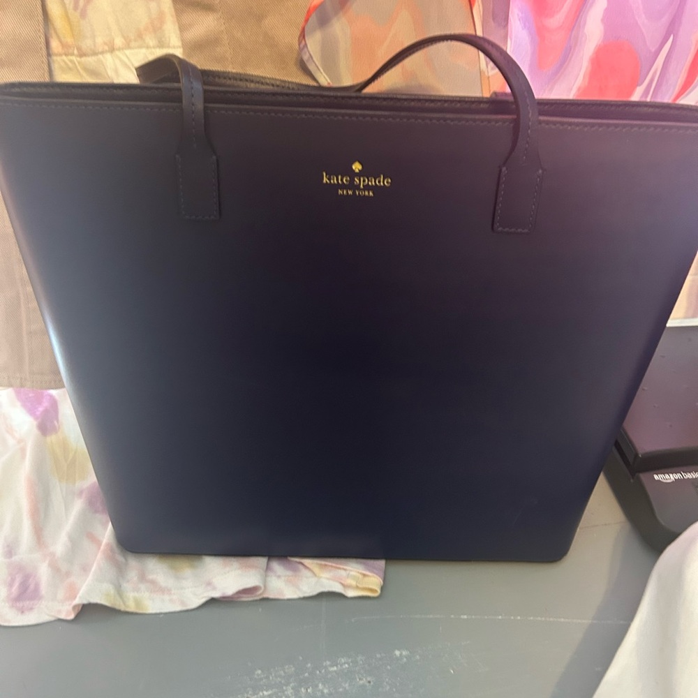 Navy Kate spade . She is in excellent condition . Ask me to show !